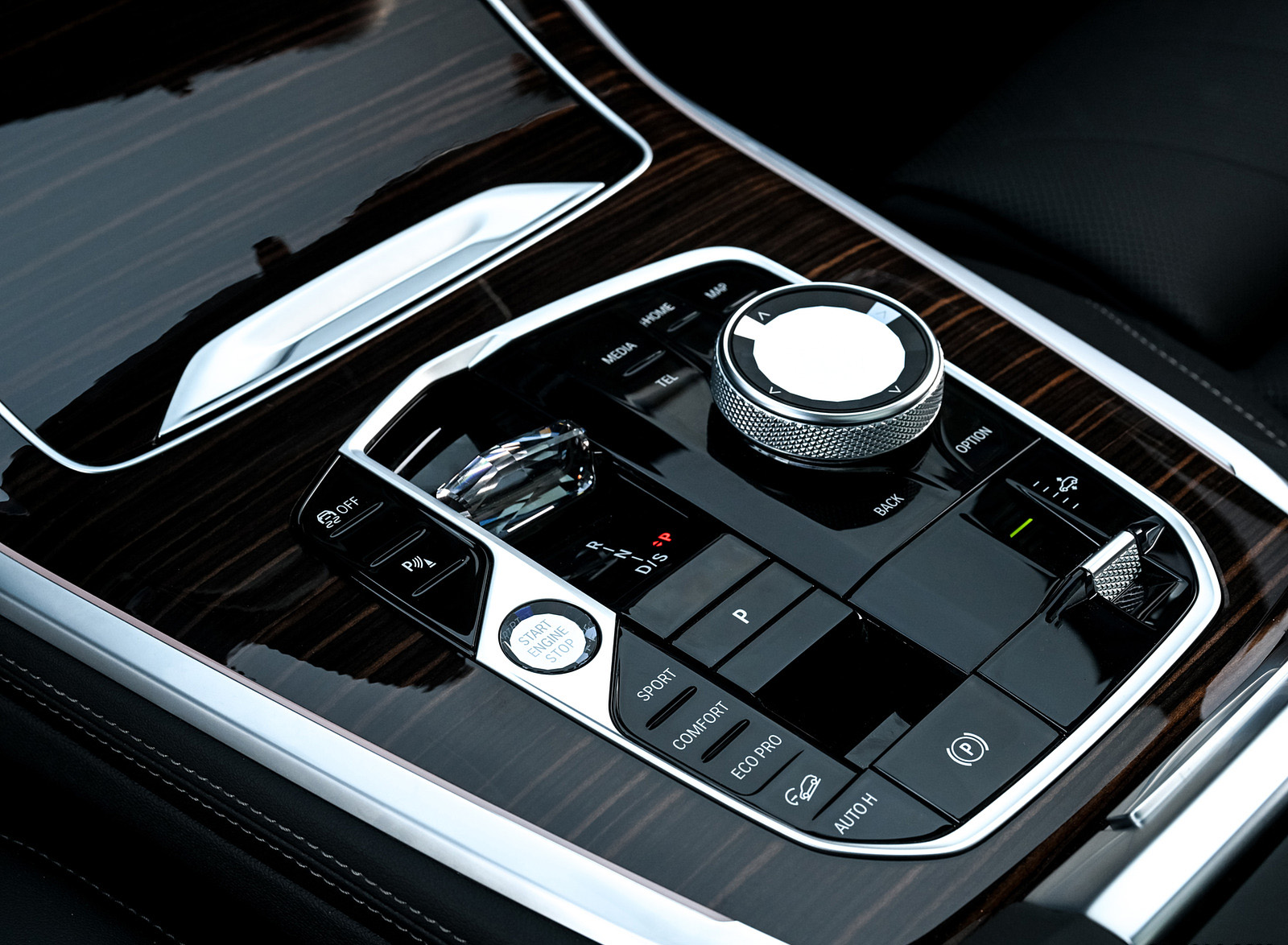 2023 BMW X7 xDrive 40i (Color: Blue Ridge Mountain; US-Spec) Central Console Wallpapers #99 of 239
