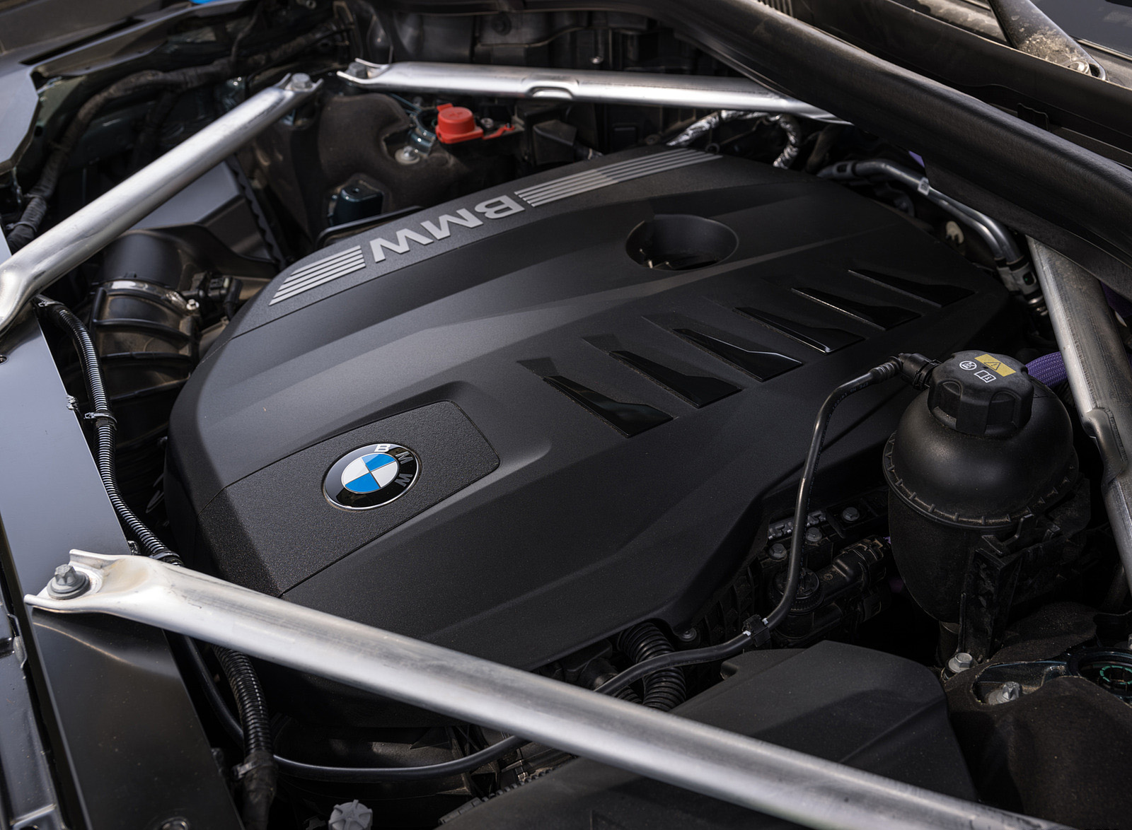 2023 BMW X7 xDrive 40i (Color: Blue Ridge Mountain; US-Spec) Engine Wallpapers #63 of 239