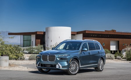 2023 BMW X7 xDrive 40i (Color: Blue Ridge Mountain; US-Spec) Front Three-Quarter Wallpapers 450x275 (52)