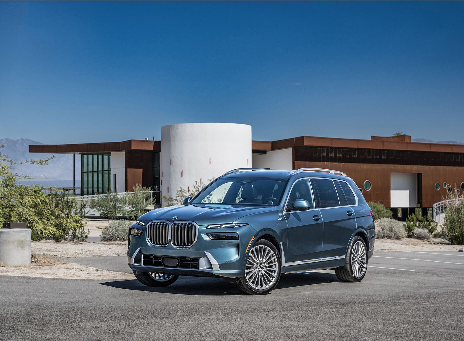 2023 BMW X7 xDrive 40i (Color: Blue Ridge Mountain; US-Spec) Front Three-Quarter Wallpapers #52 of 239