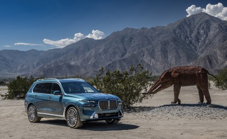 2023 BMW X7 xDrive 40i (Color: Blue Ridge Mountain; US-Spec) Front Three-Quarter Wallpapers 450x275 (42)