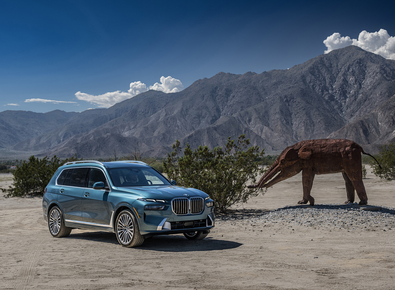 2023 BMW X7 xDrive 40i (Color: Blue Ridge Mountain; US-Spec) Front Three-Quarter Wallpapers #42 of 239