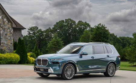 2023 BMW X7 xDrive 40i (Color: Blue Ridge Mountain; US-Spec) Front Three-Quarter Wallpapers 450x275 (35)