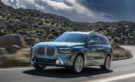 2023 BMW X7 xDrive 40i (Color: Blue Ridge Mountain; US-Spec) Front Three-Quarter Wallpapers 450x275 (13)