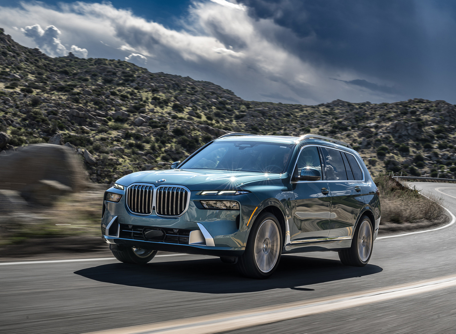 2023 BMW X7 xDrive 40i (Color: Blue Ridge Mountain; US-Spec) Front Three-Quarter Wallpapers #13 of 239