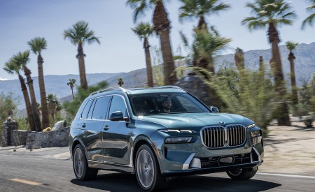 2023 BMW X7 xDrive 40i (Color: Blue Ridge Mountain; US-Spec) Front Three-Quarter Wallpapers 450x275 (2)