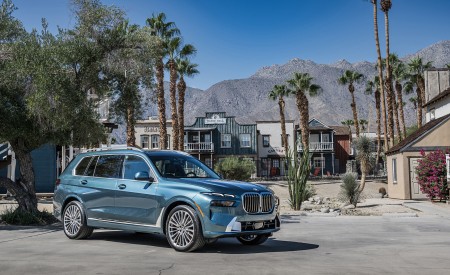 2023 BMW X7 xDrive 40i (Color: Blue Ridge Mountain; US-Spec) Front Three-Quarter Wallpapers 450x275 (53)