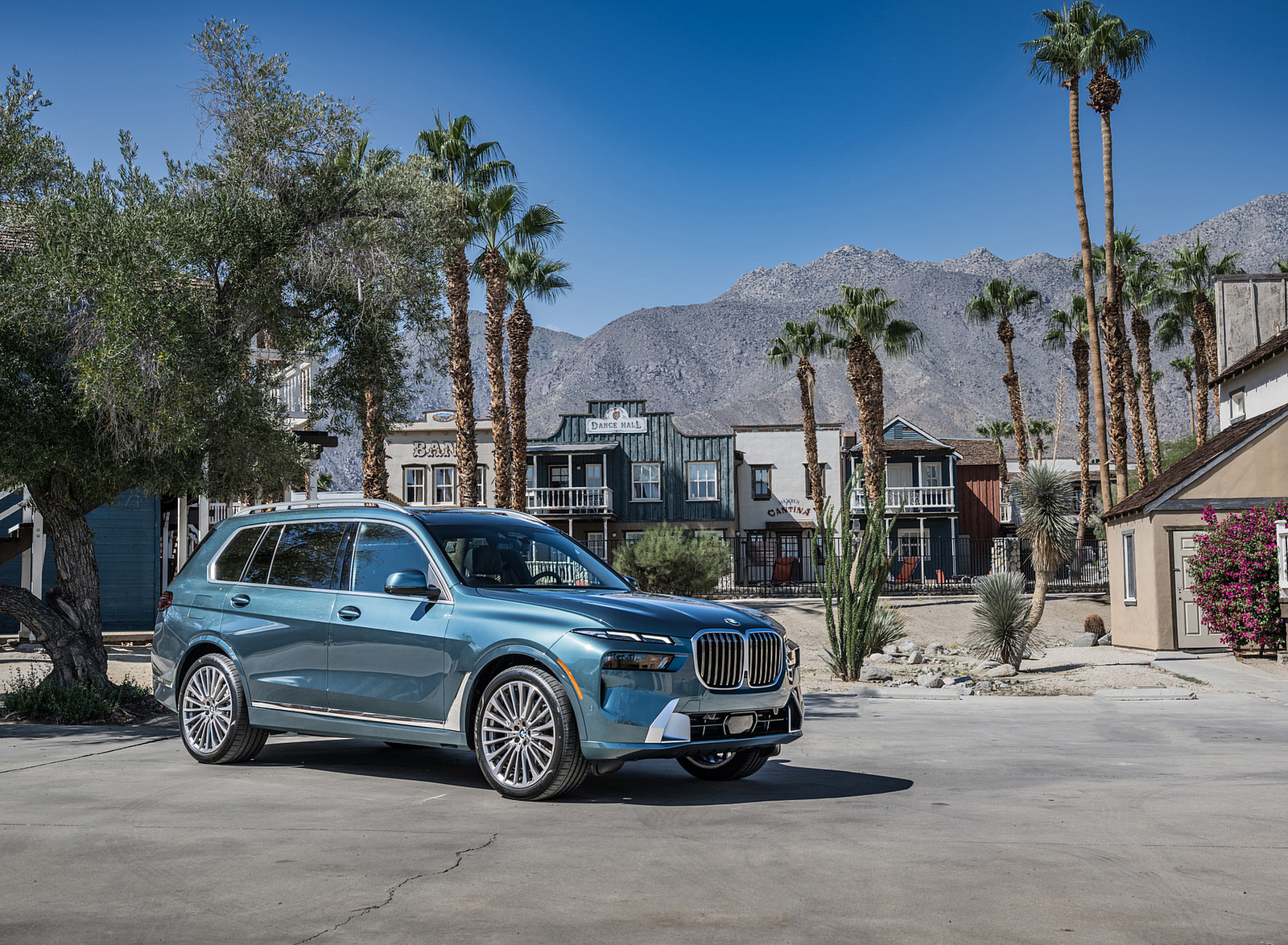 2023 BMW X7 xDrive 40i (Color: Blue Ridge Mountain; US-Spec) Front Three-Quarter Wallpapers #53 of 239