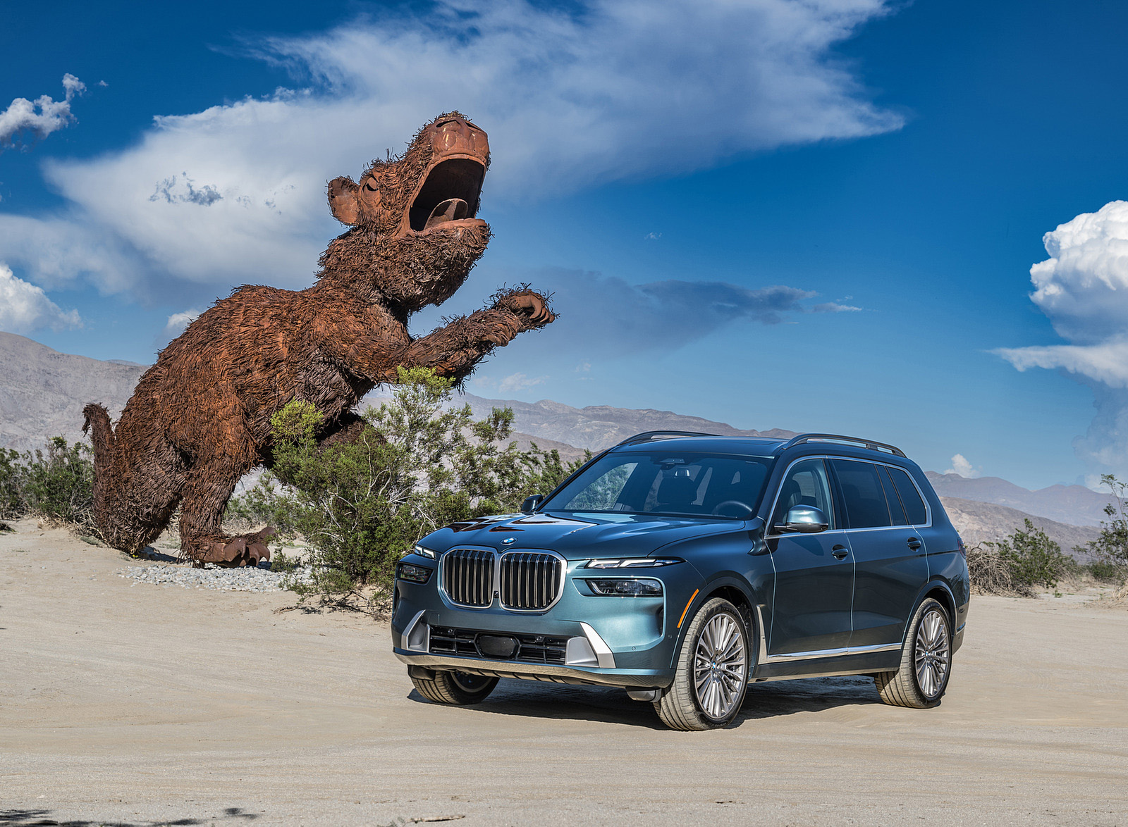 2023 BMW X7 xDrive 40i (Color: Blue Ridge Mountain; US-Spec) Front Three-Quarter Wallpapers #43 of 239