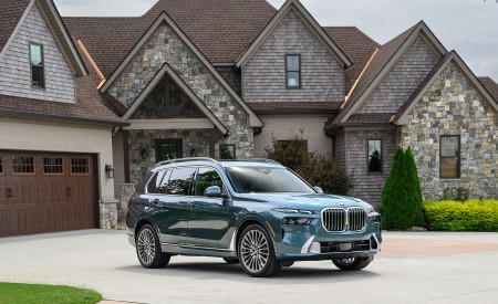 2023 BMW X7 xDrive 40i (Color: Blue Ridge Mountain; US-Spec) Front Three-Quarter Wallpapers 450x275 (36)