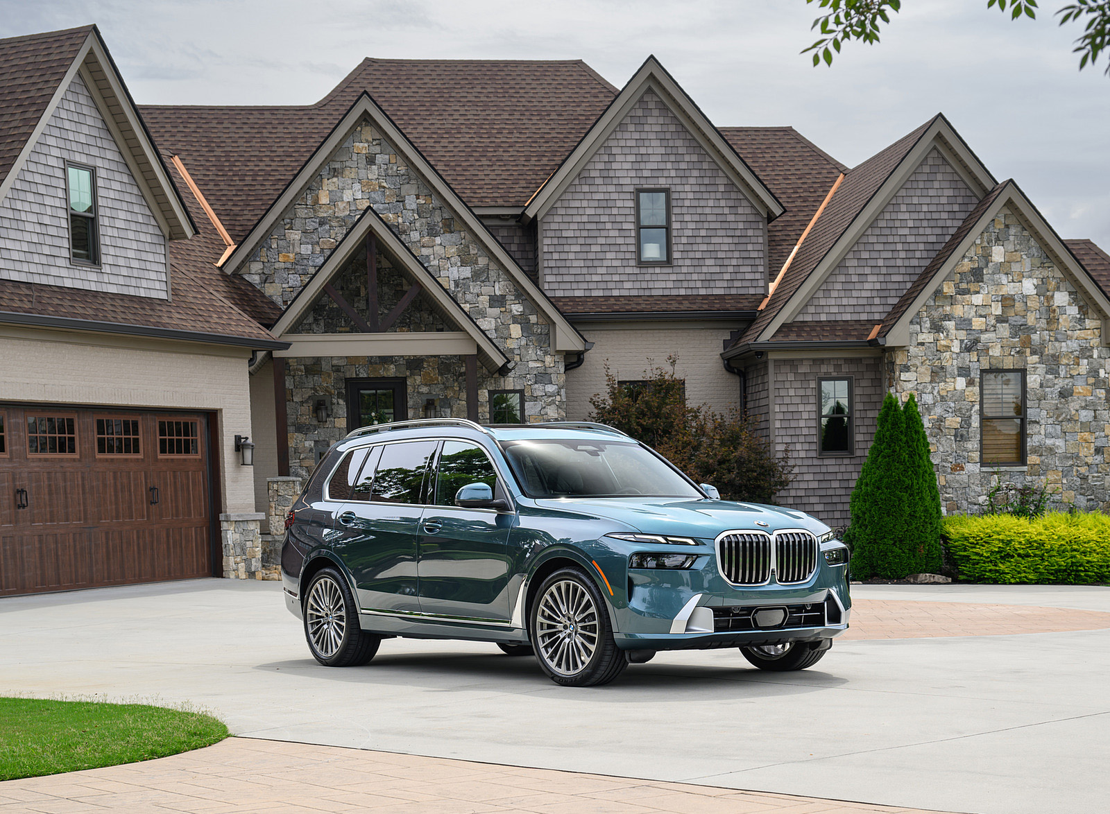 2023 BMW X7 xDrive 40i (Color: Blue Ridge Mountain; US-Spec) Front Three-Quarter Wallpapers #36 of 239