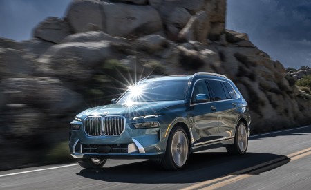 2023 BMW X7 xDrive 40i (Color: Blue Ridge Mountain; US-Spec) Front Three-Quarter Wallpapers 450x275 (14)