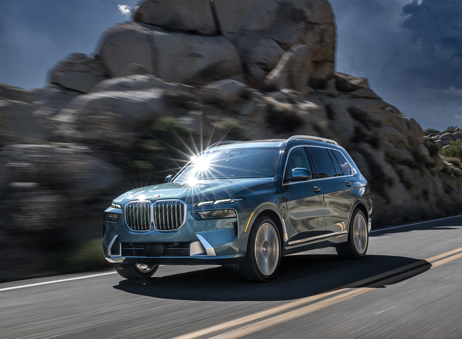 2023 BMW X7 xDrive 40i (Color: Blue Ridge Mountain; US-Spec) Front Three-Quarter Wallpapers #14 of 239