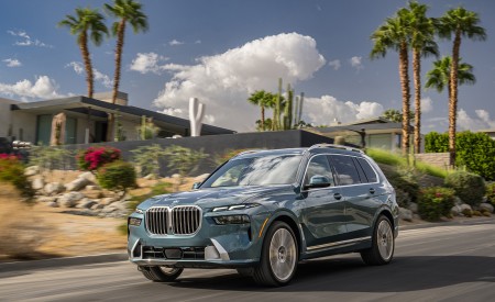 2023 BMW X7 xDrive 40i (Color: Blue Ridge Mountain; US-Spec) Front Three-Quarter Wallpapers 450x275 (3)