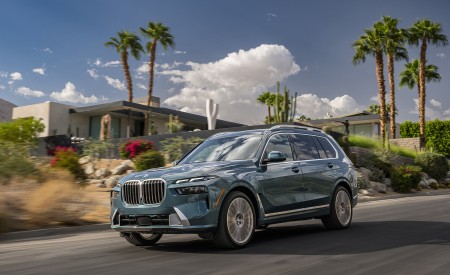 2023 BMW X7 xDrive 40i (Color: Blue Ridge Mountain; US-Spec) Front Three-Quarter Wallpapers 450x275 (4)