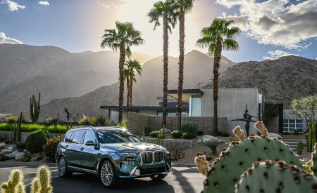 2023 BMW X7 xDrive 40i (Color: Blue Ridge Mountain; US-Spec) Front Three-Quarter Wallpapers 450x275 (45)