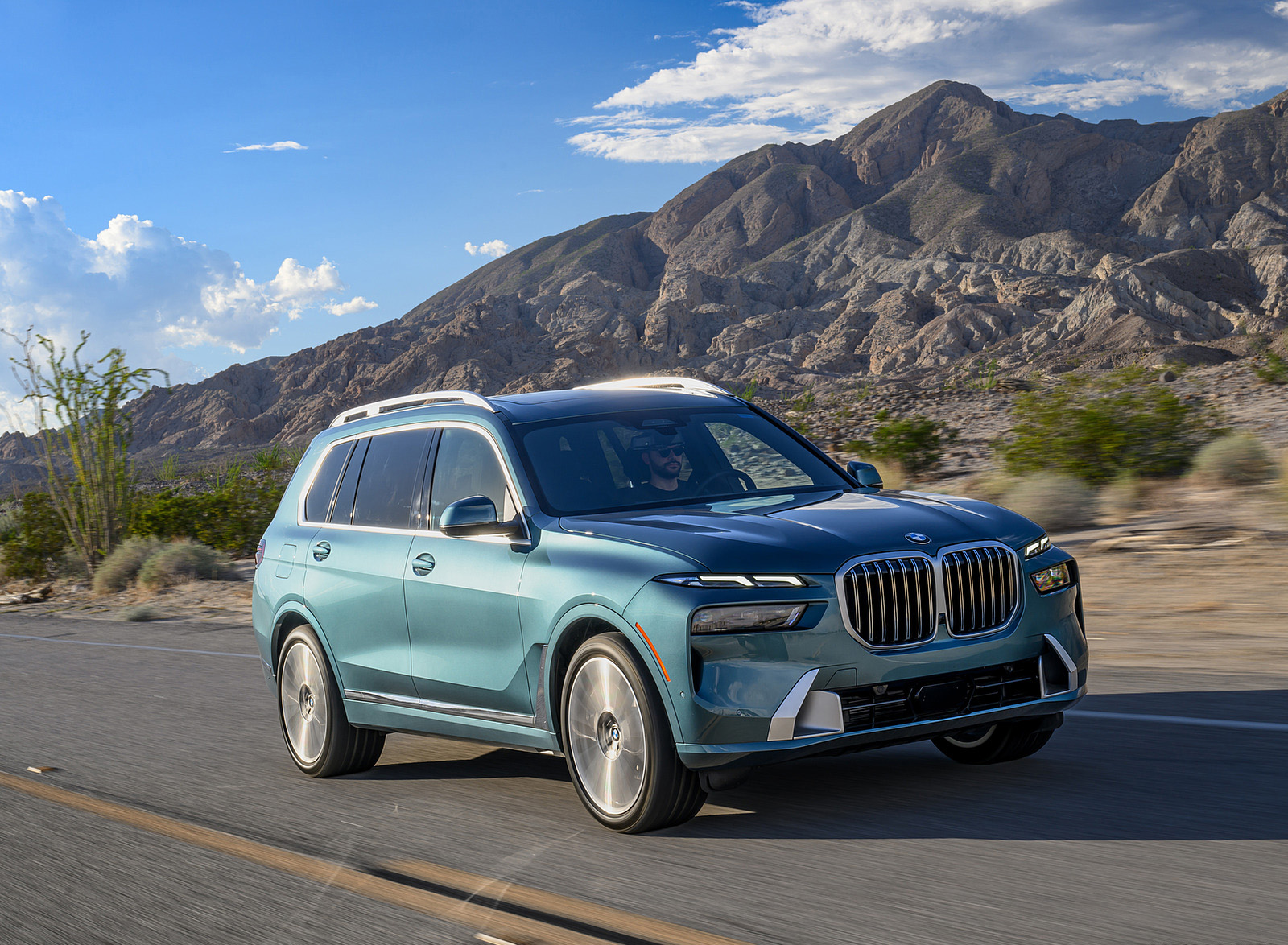 2023 BMW X7 xDrive 40i (Color: Blue Ridge Mountain; US-Spec) Front Three-Quarter Wallpapers #16 of 239
