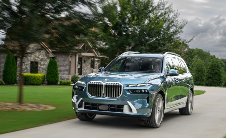 2023 BMW X7 xDrive 40i (Color: Blue Ridge Mountain; US-Spec) Front Three-Quarter Wallpapers 450x275 (30)