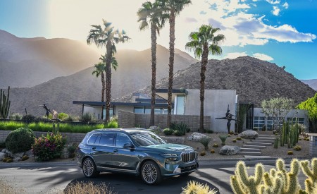 2023 BMW X7 xDrive 40i (Color: Blue Ridge Mountain; US-Spec) Front Three-Quarter Wallpapers 450x275 (46)