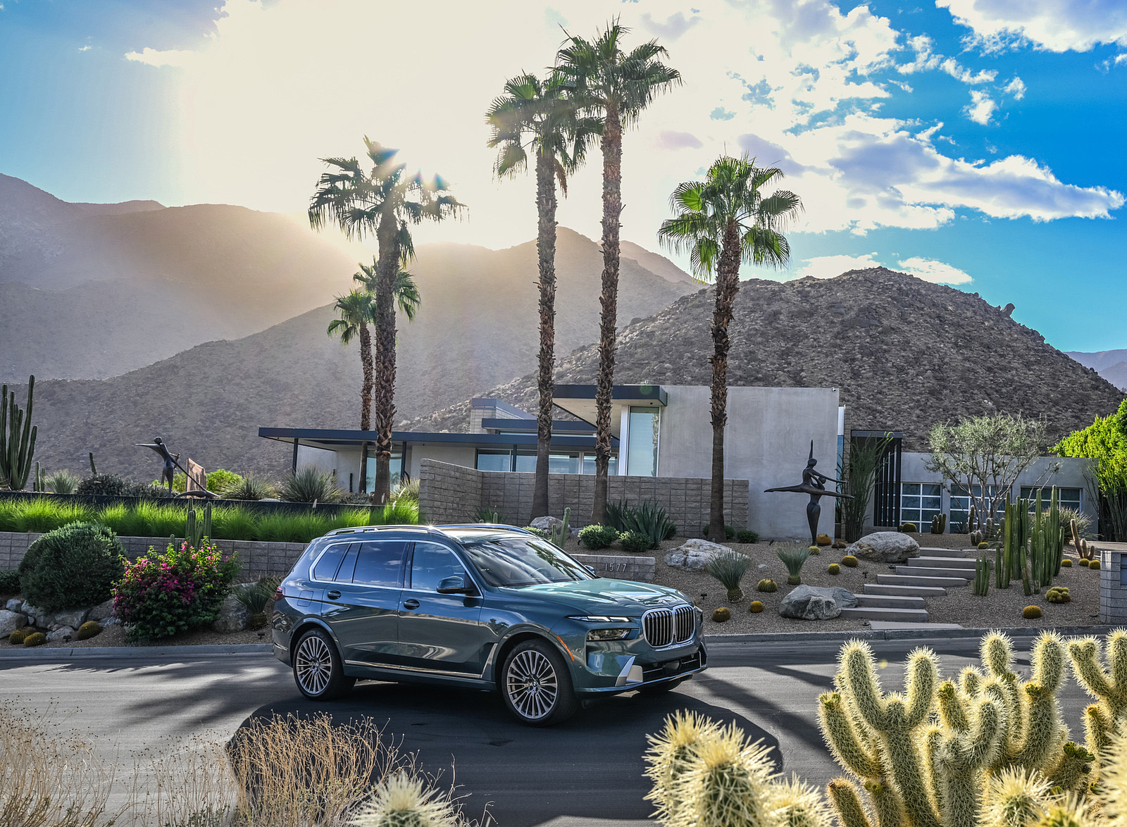 2023 BMW X7 xDrive 40i (Color: Blue Ridge Mountain; US-Spec) Front Three-Quarter Wallpapers #46 of 239