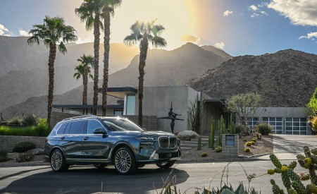 2023 BMW X7 xDrive 40i (Color: Blue Ridge Mountain; US-Spec) Front Three-Quarter Wallpapers 450x275 (48)