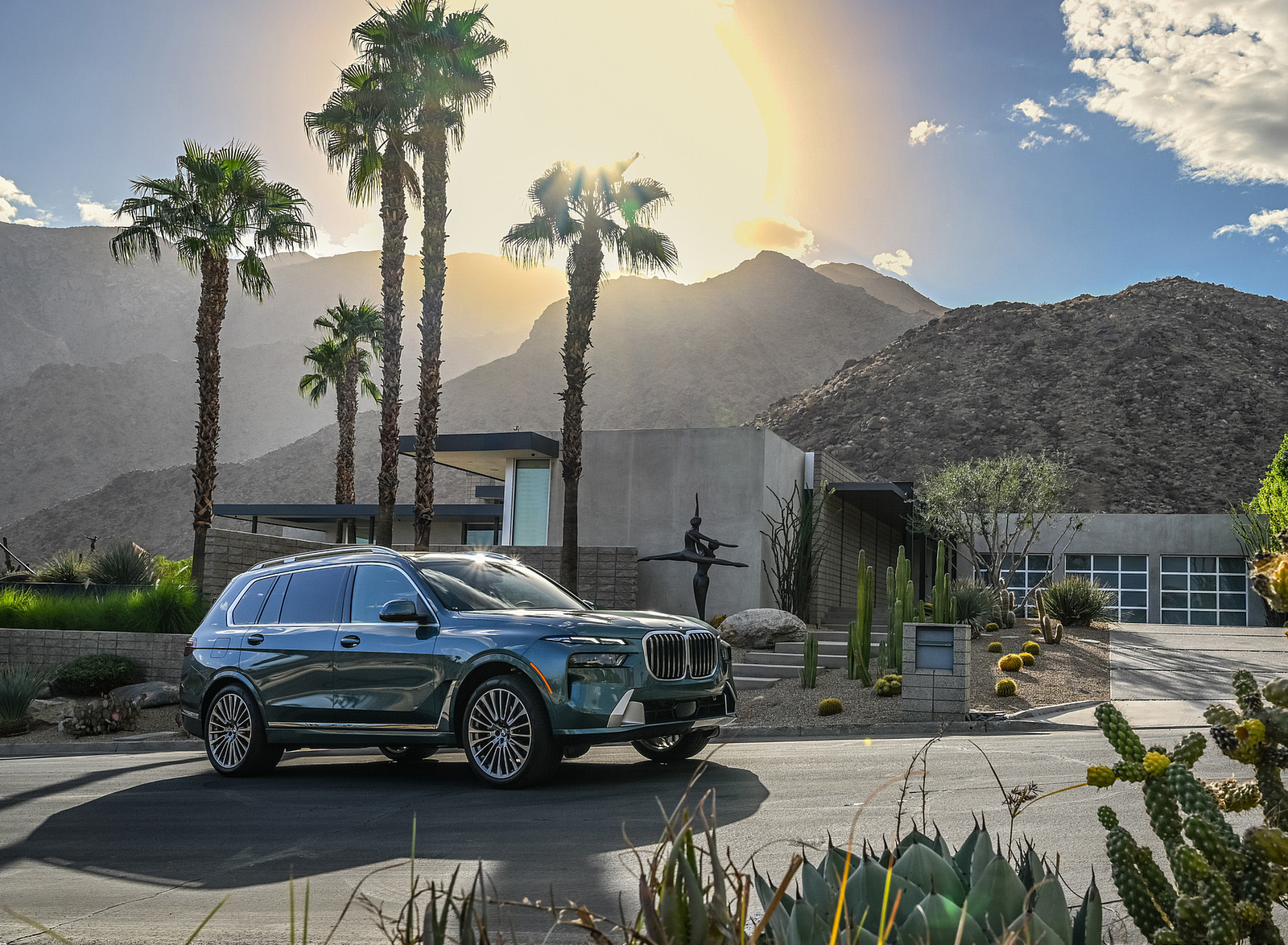 2023 BMW X7 xDrive 40i (Color: Blue Ridge Mountain; US-Spec) Front Three-Quarter Wallpapers #48 of 239