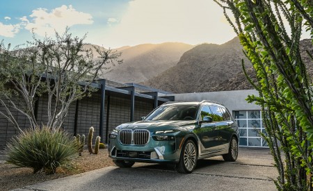 2023 BMW X7 xDrive 40i (Color: Blue Ridge Mountain; US-Spec) Front Three-Quarter Wallpapers 450x275 (49)