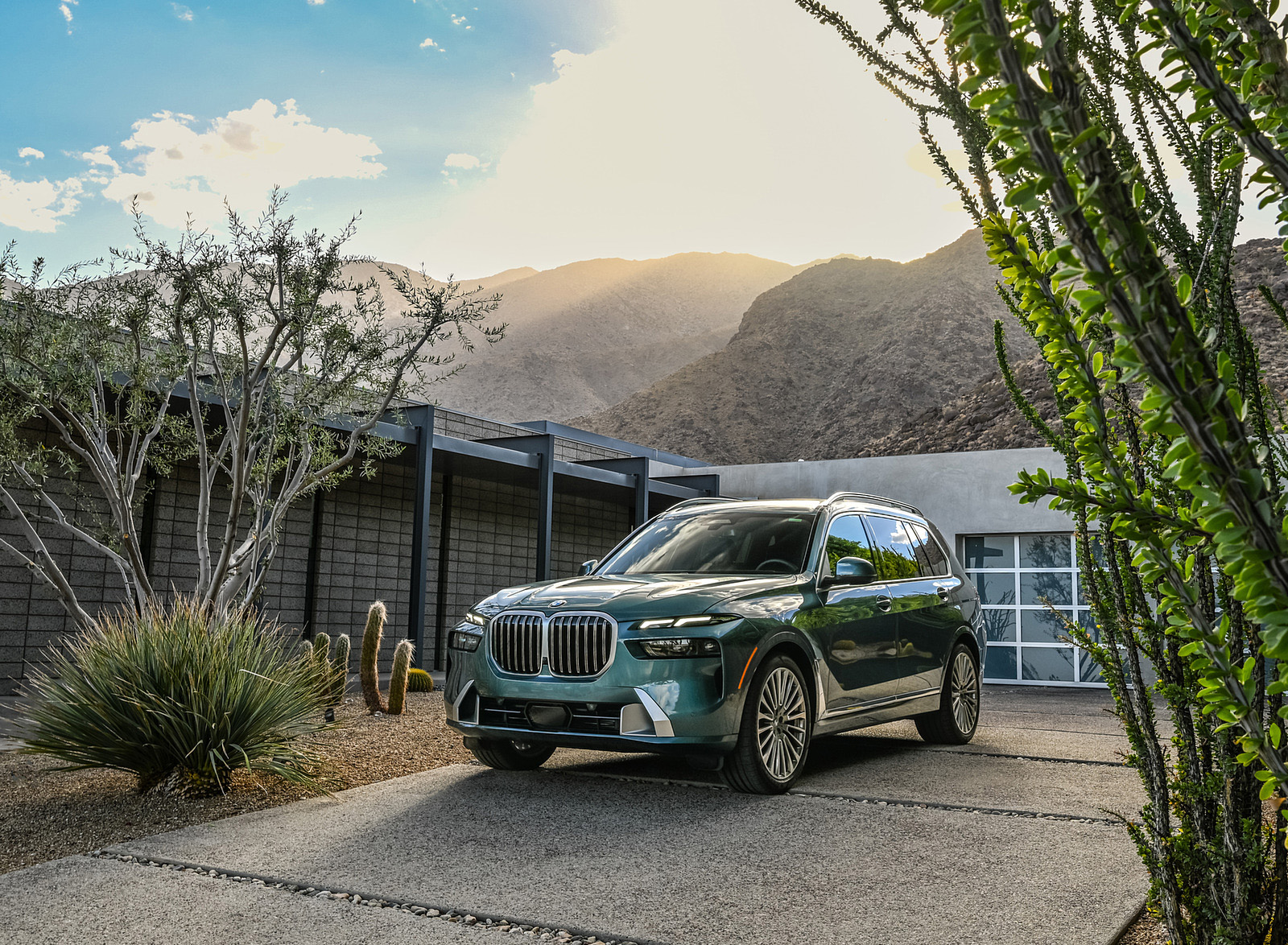2023 BMW X7 xDrive 40i (Color: Blue Ridge Mountain; US-Spec) Front Three-Quarter Wallpapers #49 of 239