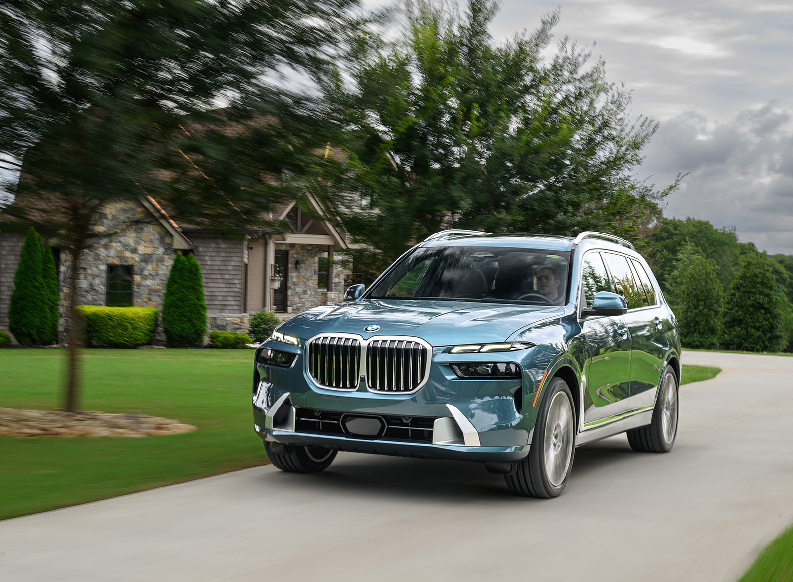 2023 BMW X7 xDrive 40i (Color: Blue Ridge Mountain; US-Spec) Front Three-Quarter Wallpapers #30 of 239