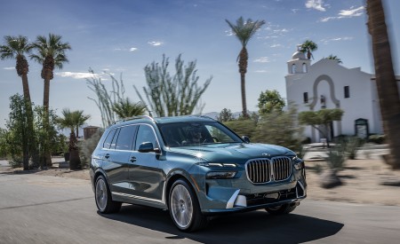 2023 BMW X7 xDrive 40i (Color: Blue Ridge Mountain; US-Spec) Front Three-Quarter Wallpapers 450x275 (21)