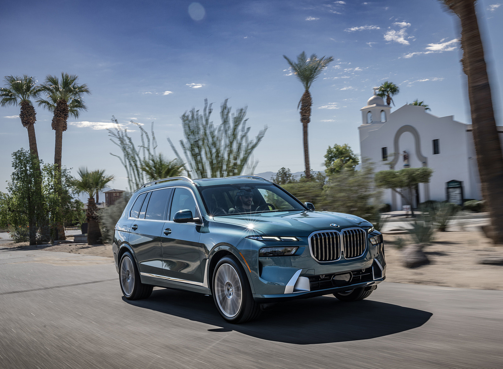 2023 BMW X7 xDrive 40i (Color: Blue Ridge Mountain; US-Spec) Front Three-Quarter Wallpapers #21 of 239