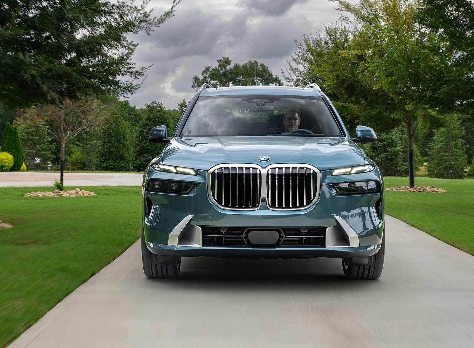 2023 BMW X7 xDrive 40i (Color: Blue Ridge Mountain; US-Spec) Front Wallpapers #31 of 239