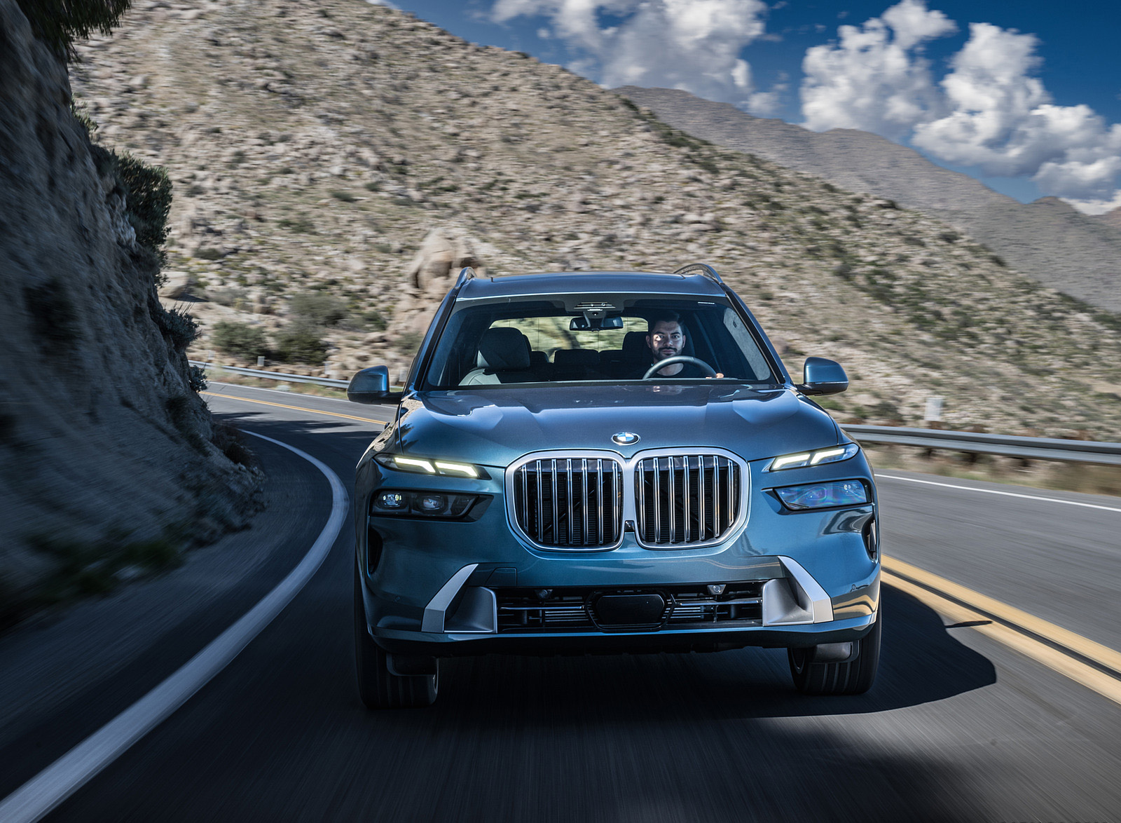 2023 BMW X7 xDrive 40i (Color: Blue Ridge Mountain; US-Spec) Front Wallpapers #17 of 239