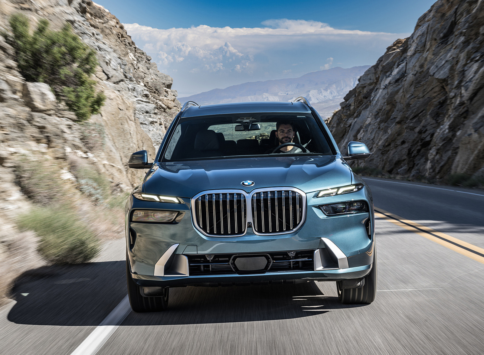 2023 BMW X7 xDrive 40i (Color: Blue Ridge Mountain; US-Spec) Front Wallpapers (7)