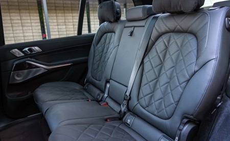 2023 BMW X7 xDrive 40i (Color: Blue Ridge Mountain; US-Spec) Interior Rear Seats Wallpapers 450x275 (103)