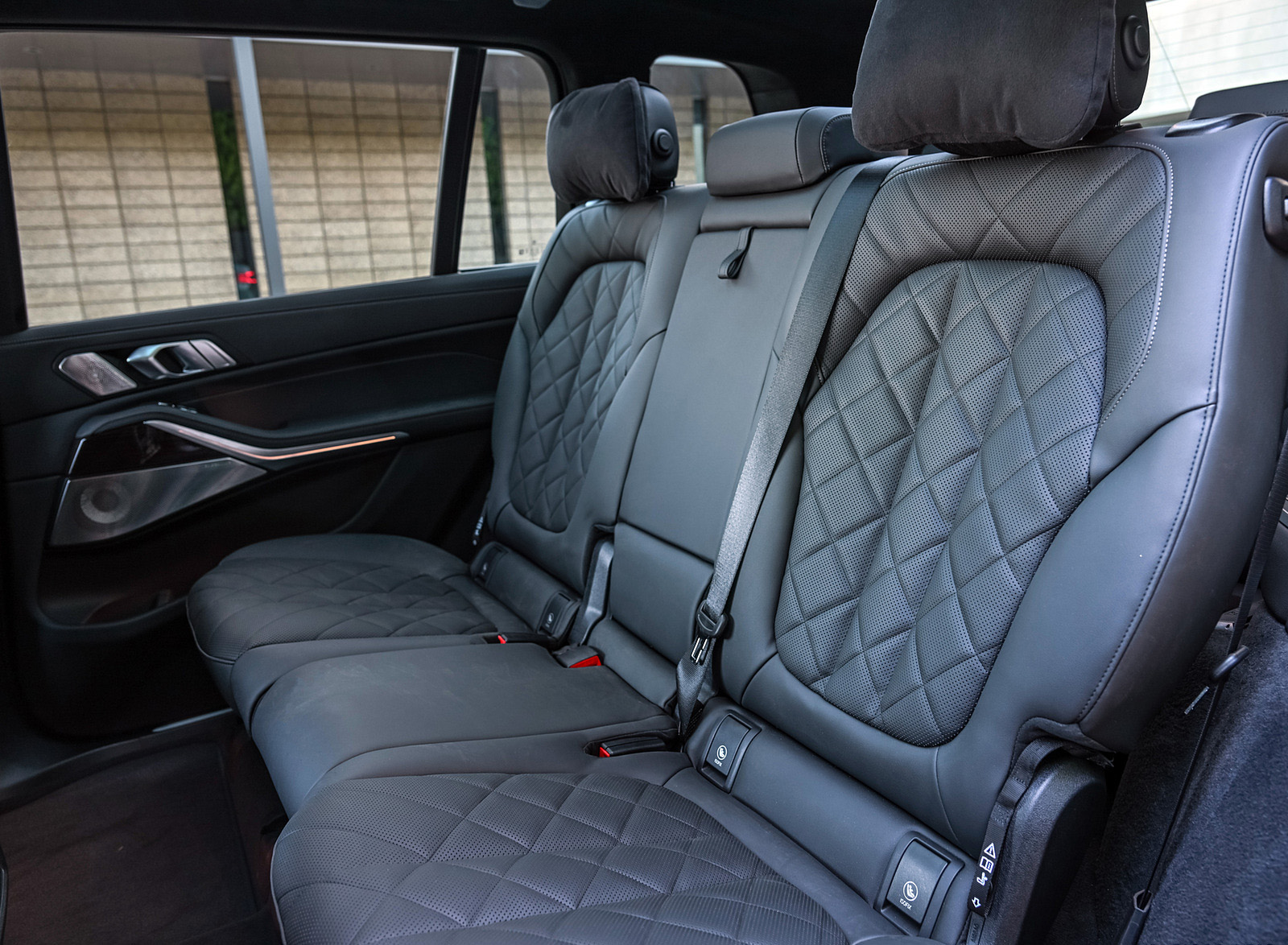 2023 BMW X7 xDrive 40i (Color: Blue Ridge Mountain; US-Spec) Interior Rear Seats Wallpapers #103 of 239