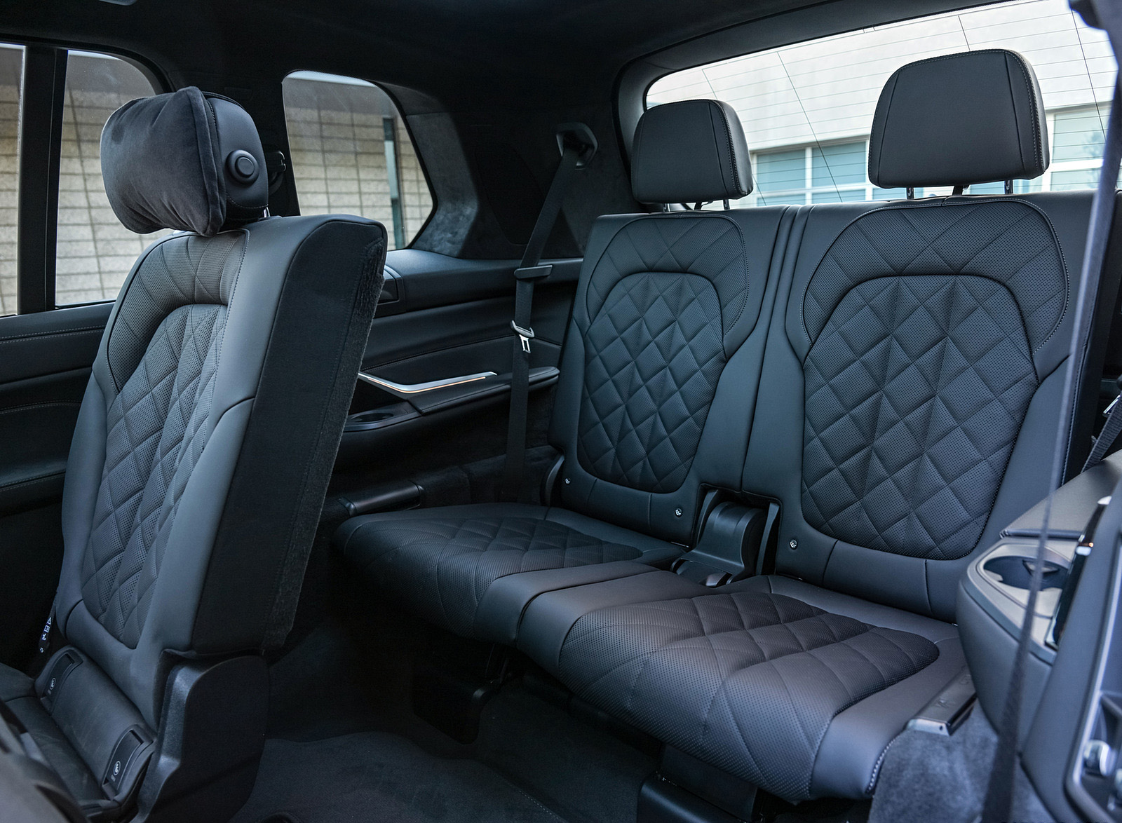 2023 BMW X7 xDrive 40i (Color: Blue Ridge Mountain; US-Spec) Interior Third Row Seats Wallpapers #105 of 239
