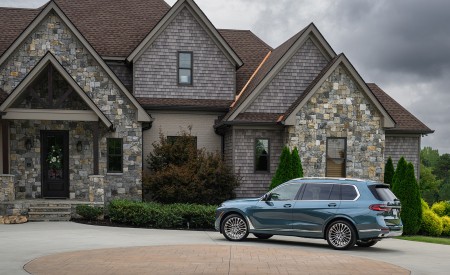 2023 BMW X7 xDrive 40i (Color: Blue Ridge Mountain; US-Spec) Rear Three-Quarter Wallpapers 450x275 (38)