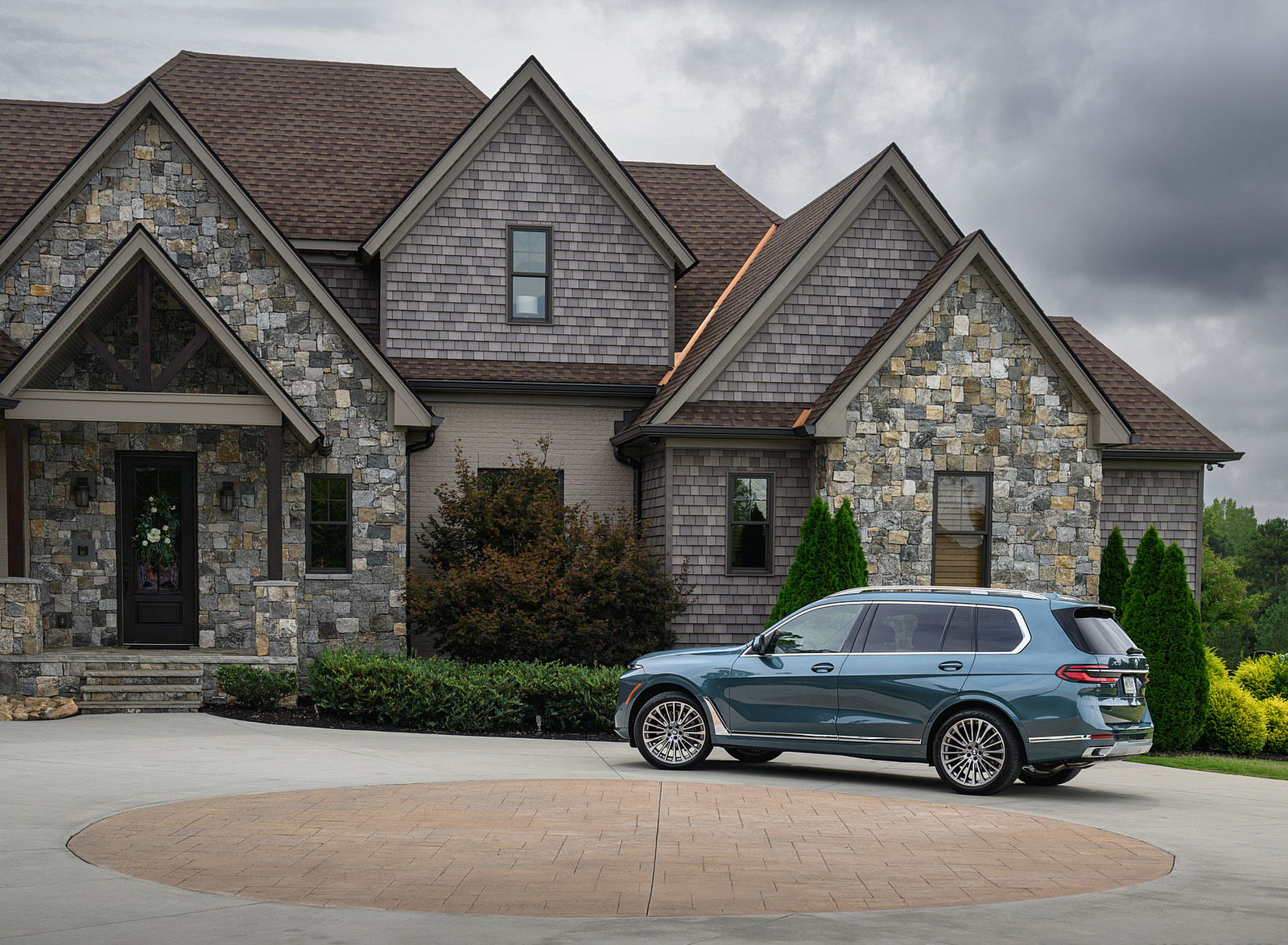 2023 BMW X7 xDrive 40i (Color: Blue Ridge Mountain; US-Spec) Rear Three-Quarter Wallpapers #38 of 239