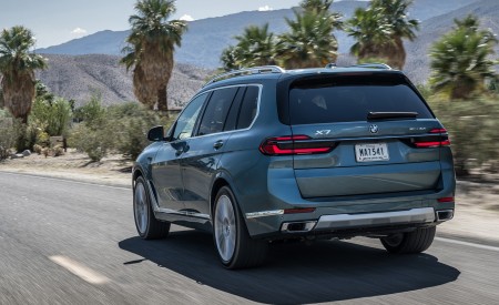 2023 BMW X7 xDrive 40i (Color: Blue Ridge Mountain; US-Spec) Rear Three-Quarter Wallpapers 450x275 (18)