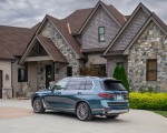 2023 BMW X7 xDrive 40i (Color: Blue Ridge Mountain; US-Spec) Rear Three-Quarter Wallpapers 150x120 (39)