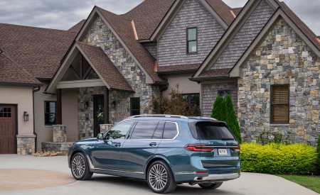 2023 BMW X7 xDrive 40i (Color: Blue Ridge Mountain; US-Spec) Rear Three-Quarter Wallpapers 450x275 (39)