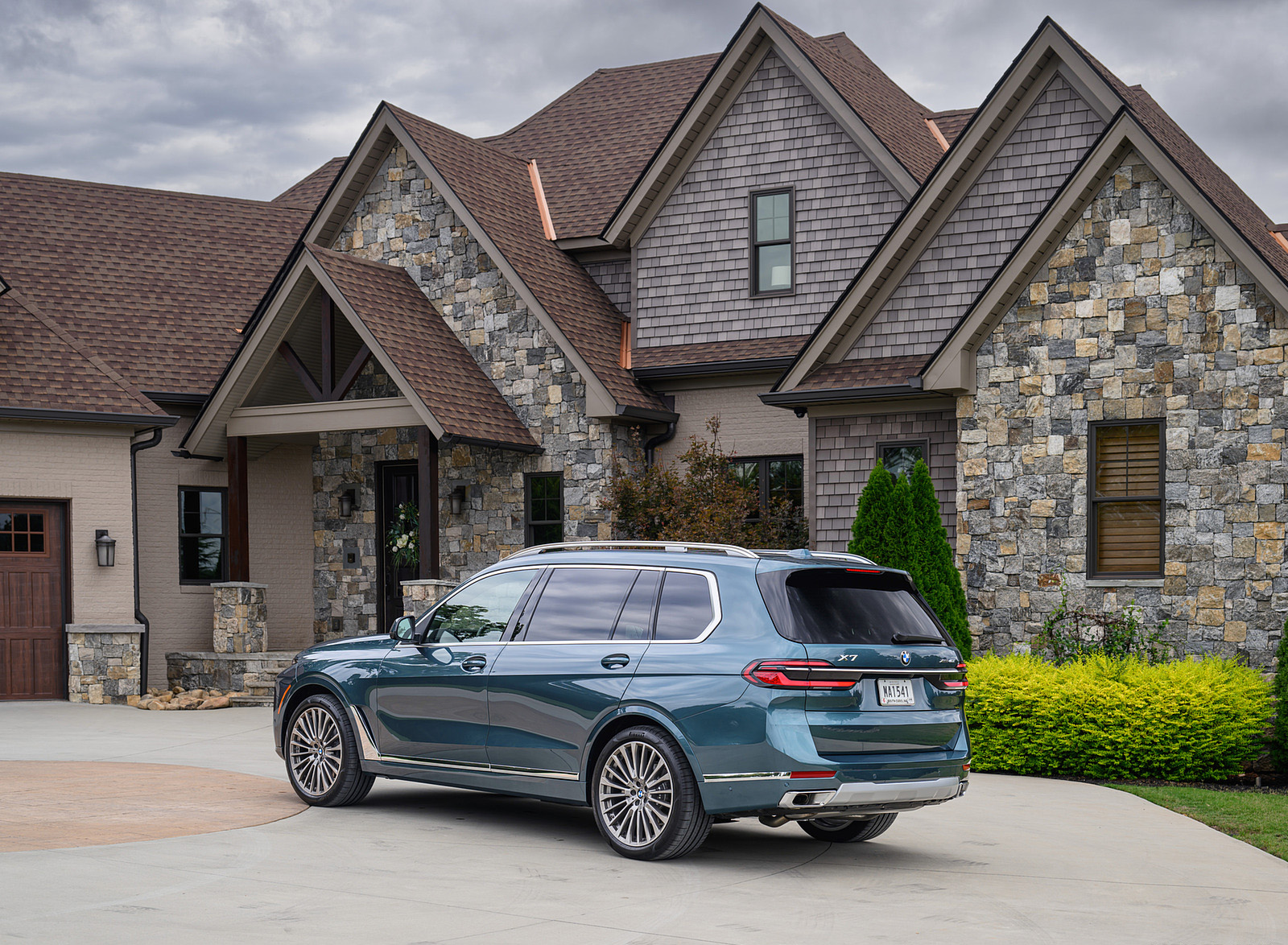 2023 BMW X7 xDrive 40i (Color: Blue Ridge Mountain; US-Spec) Rear Three-Quarter Wallpapers #39 of 239