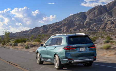 2023 BMW X7 xDrive 40i (Color: Blue Ridge Mountain; US-Spec) Rear Three-Quarter Wallpapers 450x275 (19)