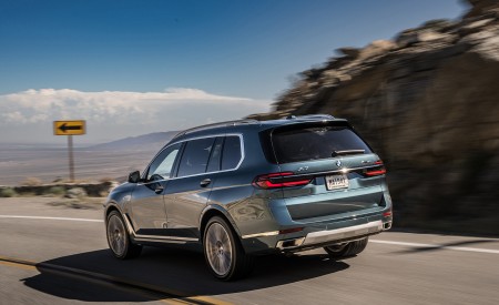 2023 BMW X7 xDrive 40i (Color: Blue Ridge Mountain; US-Spec) Rear Three-Quarter Wallpapers 450x275 (6)