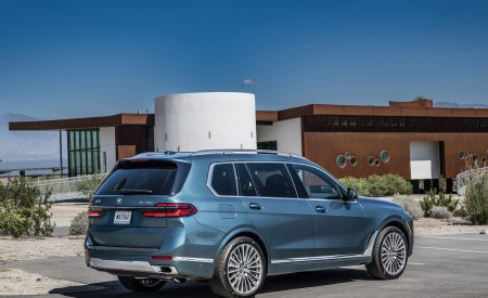 2023 BMW X7 xDrive 40i (Color: Blue Ridge Mountain; US-Spec) Rear Three-Quarter Wallpapers 450x275 (54)