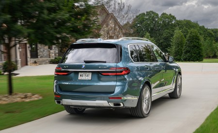 2023 BMW X7 xDrive 40i (Color: Blue Ridge Mountain; US-Spec) Rear Three-Quarter Wallpapers 450x275 (32)