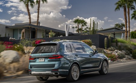 2023 BMW X7 xDrive 40i (Color: Blue Ridge Mountain; US-Spec) Rear Three-Quarter Wallpapers 450x275 (26)