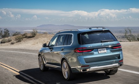 2023 BMW X7 xDrive 40i (Color: Blue Ridge Mountain; US-Spec) Rear Three-Quarter Wallpapers 450x275 (12)