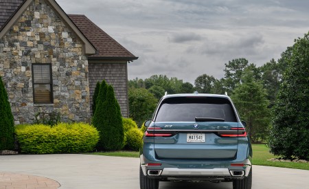 2023 BMW X7 xDrive 40i (Color: Blue Ridge Mountain; US-Spec) Rear Wallpapers 450x275 (40)